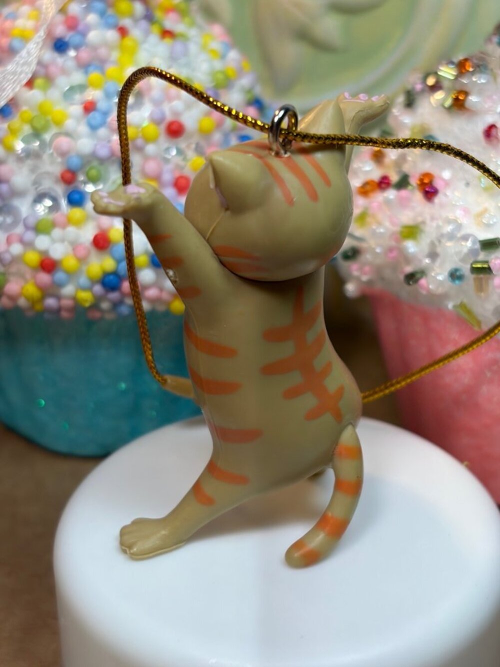 Stretching Cat Figurine Christmas Tree Ornament Beige With Orange Stripes Sf - Picture 4 of 10